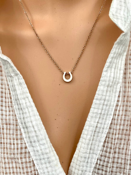 High Quality Rose Gold plated Non Tarnish Non Fade minimalist Stainless Steel necklace Jewelry Lucky Horseshoe shape pendant in dainty chain