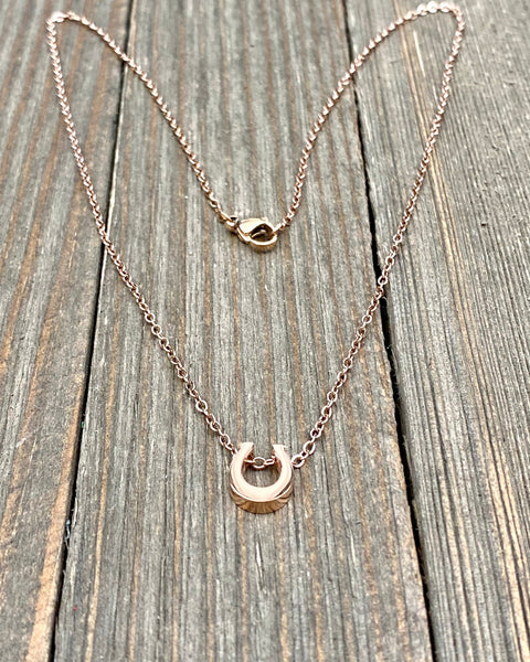 High Quality Rose Gold plated Non Tarnish Non Fade minimalist Stainless Steel necklace Jewelry Lucky Horseshoe shape pendant in dainty chain