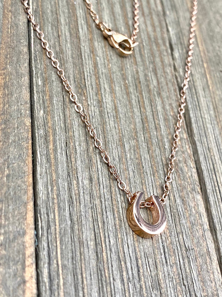 High Quality Rose Gold plated Non Tarnish Non Fade minimalist Stainless Steel necklace Jewelry Lucky Horseshoe shape pendant in dainty chain