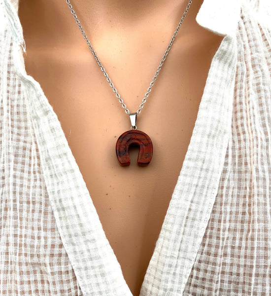 Red river stone Horseshoe Pendant Lucky Necklace High Quality No Fade No Tarnish Hypoallergenic Stainless Steel Dainty chain jewelry gift